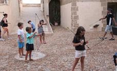 Los niños se adentran en el Castillo de Guardias Viejas