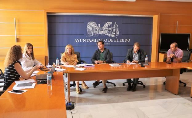 El delegado de Inclusión Social y la directora de Dependencia visitan El Ejido