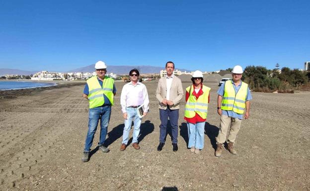 Arrancan los trabajos para aportar más arena a Balerma