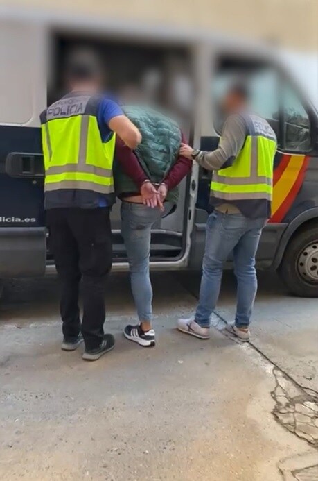 Policía Nacional custodia al detenido por el crimen ocurrido en julio en El Ejido. /IDEAL