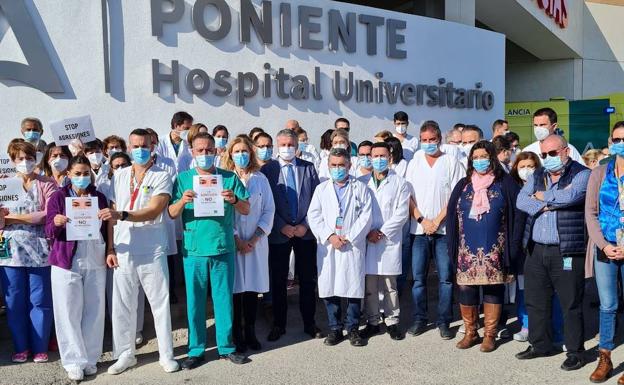 Concentración en el Hospital de Poniente en apoyo a los compañeros agredidos en Urgencias