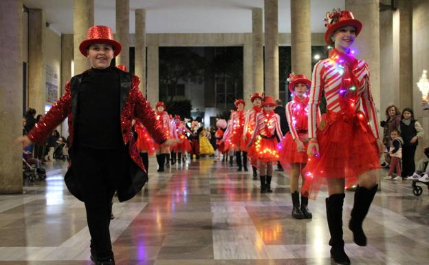 El color, la música y el ambiente navideño iluminan ya las calles ejidenses
