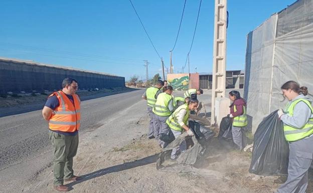 Agricultura refuerza la limpieza de la red de caminos rurales del municipio