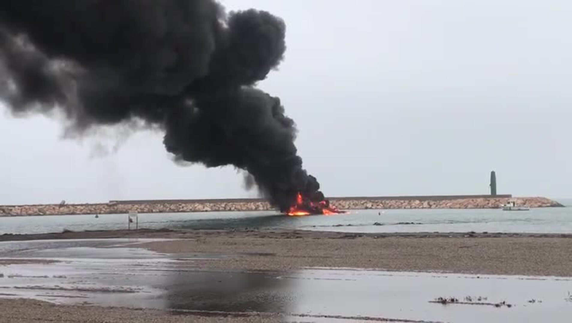 Arde un barco frente al muelle de Levante del Puerto de Almerimar