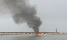 Arde una motora que surtía de gasolina a barcos con «fines delictivos» frente al Puerto de Almerimar