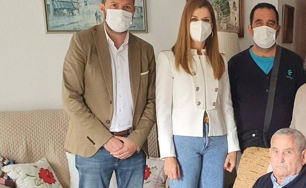 Un centenar de mayores reciben apoyo con el programa de acompañamiento