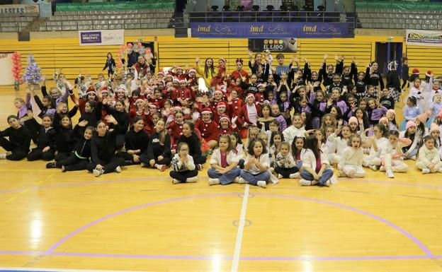Exhibiciones de Navidad al son de la música para baile moderno, acrobática y rítmica
