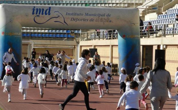 Los escolares ejidenses celebran el Día de la Paz y la No Violencia haciendo deporte