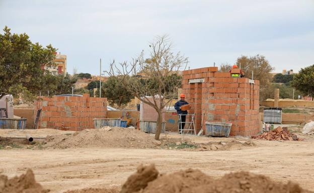 Arranca la instalación de las primeras zonas de juegos del Parque de las Familias