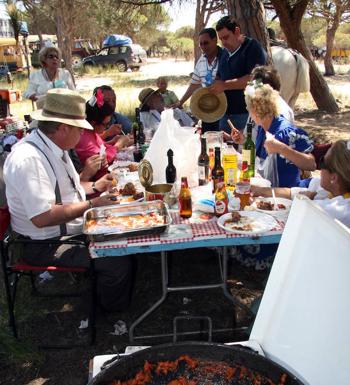 Cocina rociera, costumbres del camino y verano azul