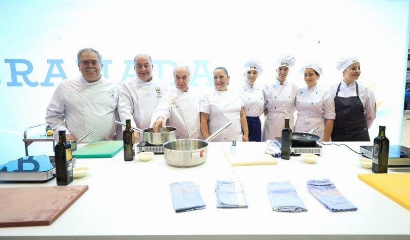 Reputados chefs hacen de pinches en los fogones