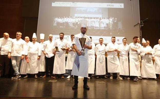 El malagueño Juan Carlos Reyes levanta la Copa Andalucía de Cocina en Granada Gourmet