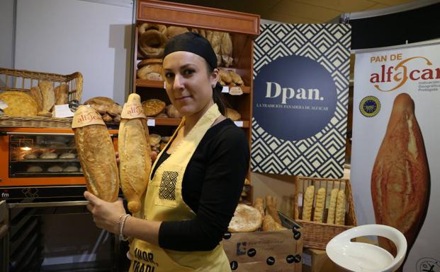 Una treintena de expositores venden sus productos en Granada Gourmet