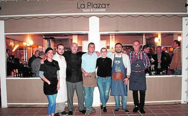 Estefanía, David, Pedro, Ricardo, Ramona, Jorge y Luís, el equipo de La Plaza. 