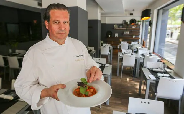 Antonio Martínez, cocinero de un restaurante con vistas privilegiadas a la Alhambra./Ramón L. Pérez