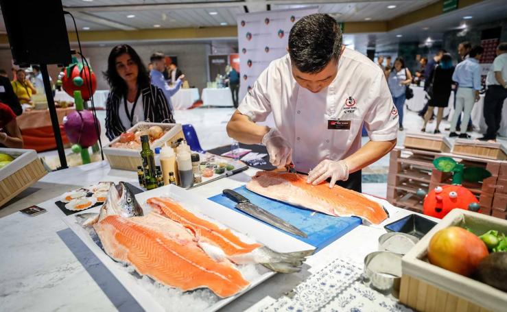 Mercagranada muestra el despiece de un salmón salvaje en los talleres de Granada Gourmet