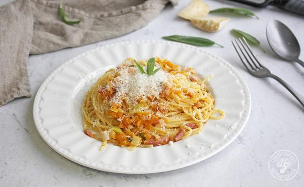 Espaguetis con calabaza y bacón.
