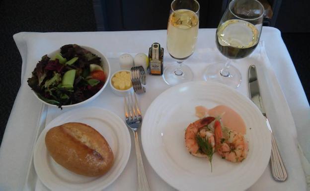Consejos para comer en los aviones y no morir en el intento