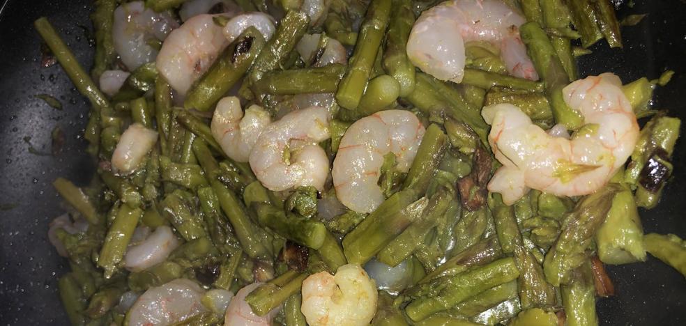 Deliciosa receta para preparar espárragos verdes con gambas: ingredientes y elaboración