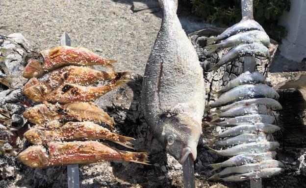 En verano, el mejor pescado se disfruta a la brasa