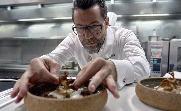 El chef se sienta en su mesa (I)