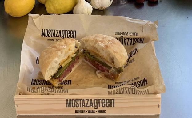 El plato alpujarreño se viste de hamburguesa