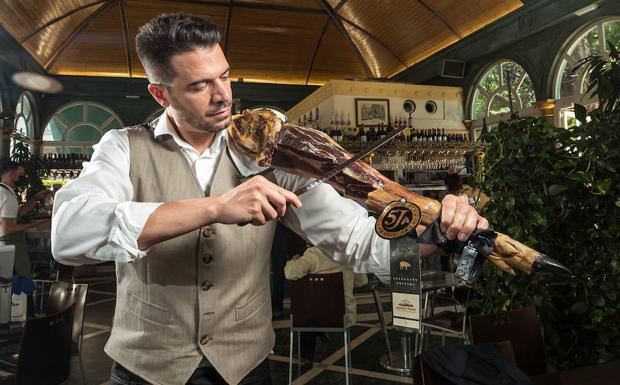 Cómo se corta un jamón Cinco Jotas