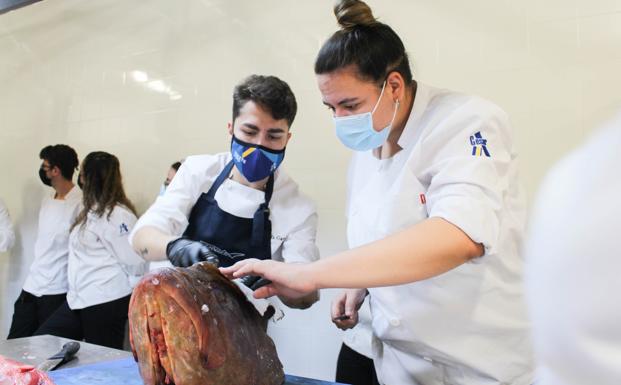 Una master class de Cañabota en el cierre del programa gastronómico de Cesur