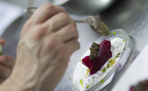 Remolacha, kéfir y caviar, fermentaciones culinarias. /Arribas Fotografía