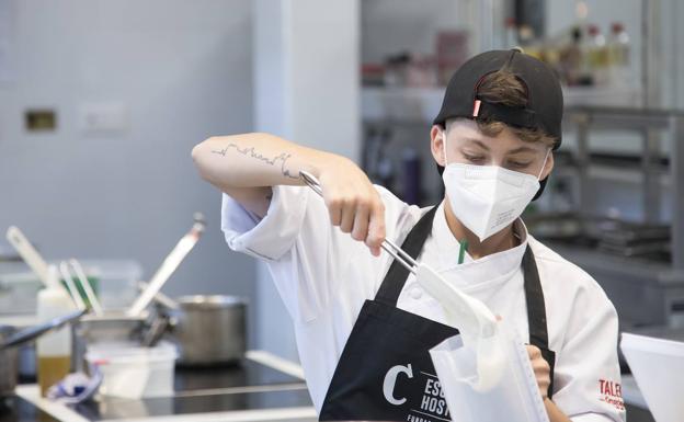 Los alumnos de Talento Cruzcampo inician sus prácticas junto a hosteleros de primer nivel