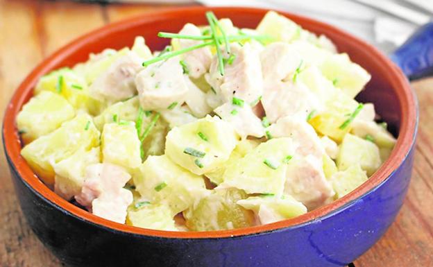Ensalada de patata y pollo con yogur desnatado