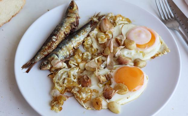 Huevos fritos con espichás, desayuno típico de Padul