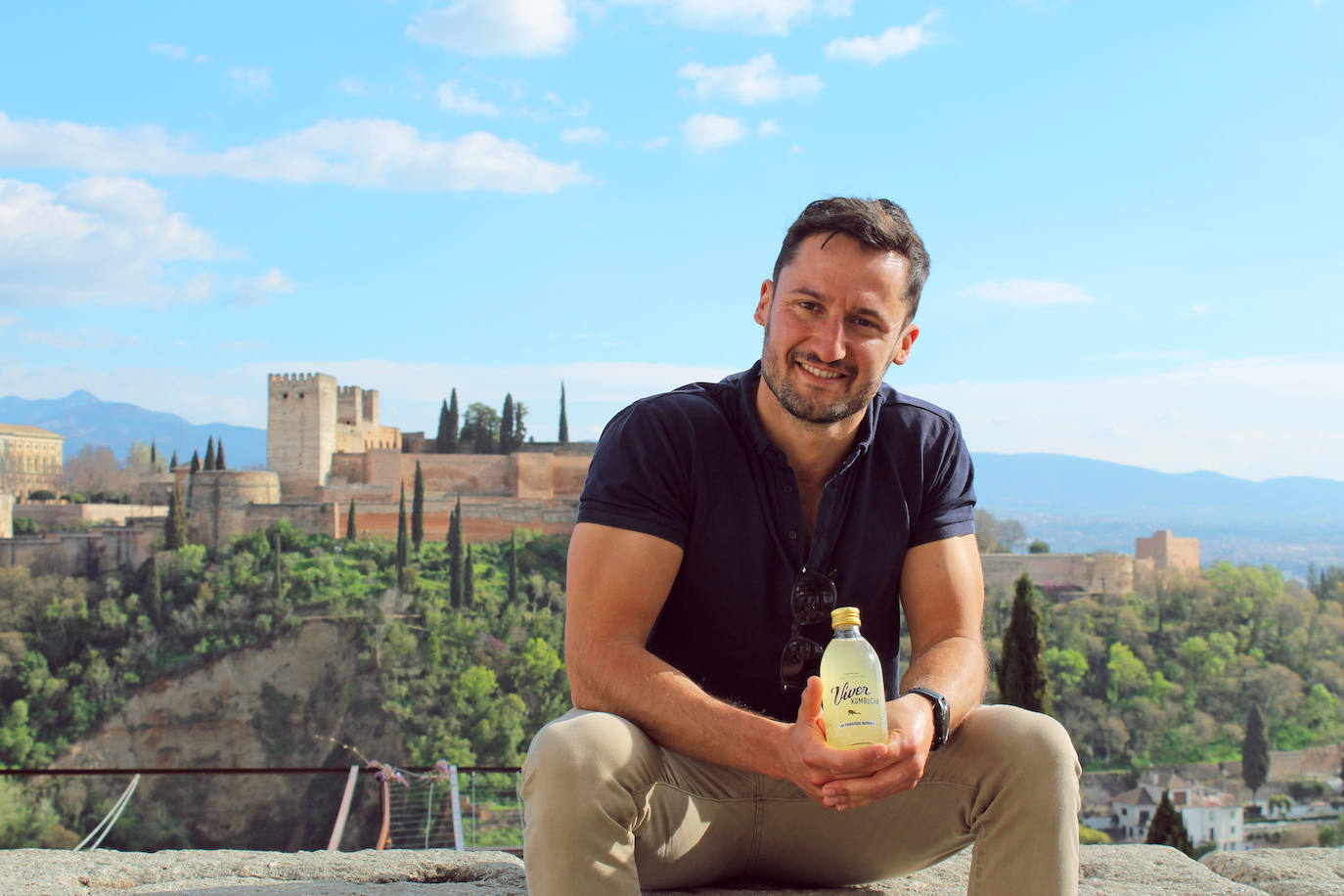 El cofundador de Víver Kombucha con una de sus bebidas en un mirador de Granada. /