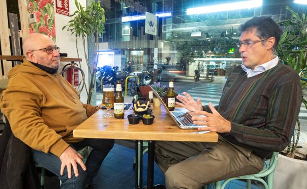 «Me encantan los bares de las películas de Garci»