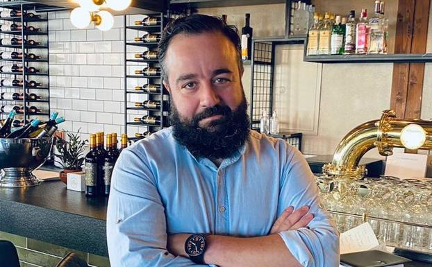 El hostelero de Granada que busca enamorar desde las brasas