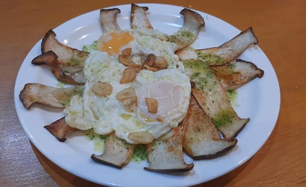 Setas eringii con huevos y ajos, de 'Palo Cortao'