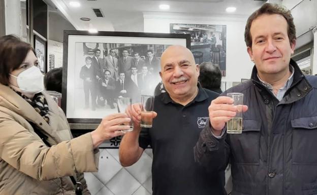 Juan Morón: 56 años detrás de la barra del Aliatar