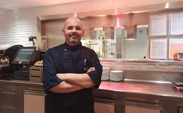 El cocinero que da de comer a cientos de granadinos al día en El Corte Inglés