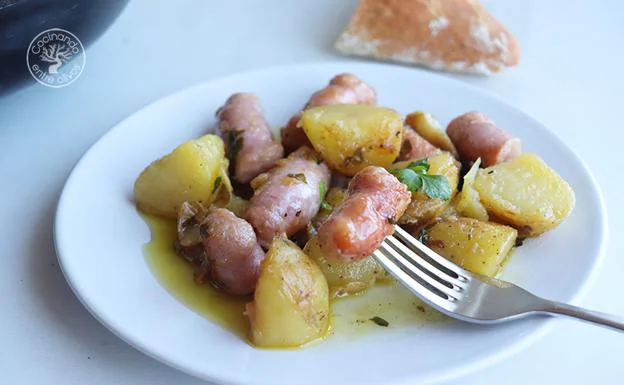 Receta de patatas con salchichas frescas, ajo, vino y perejil
