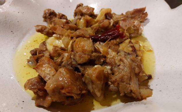 Choto con ajos fritos y aove, de restaurante 'Flati'
