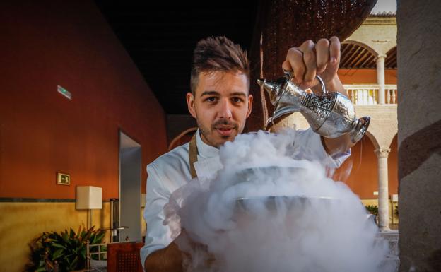 El polifacético cocinero de Granada que cuenta la historia andalusí a bocados