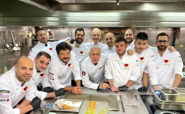 Rafael Arroyo, segundo por la derecha, con 'La Roja de la Cocina'.