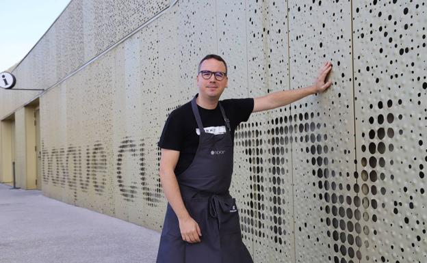 Paco Morales Chef del restaurante Noor en Córdoba, posa en el Basque Culinary Center. 