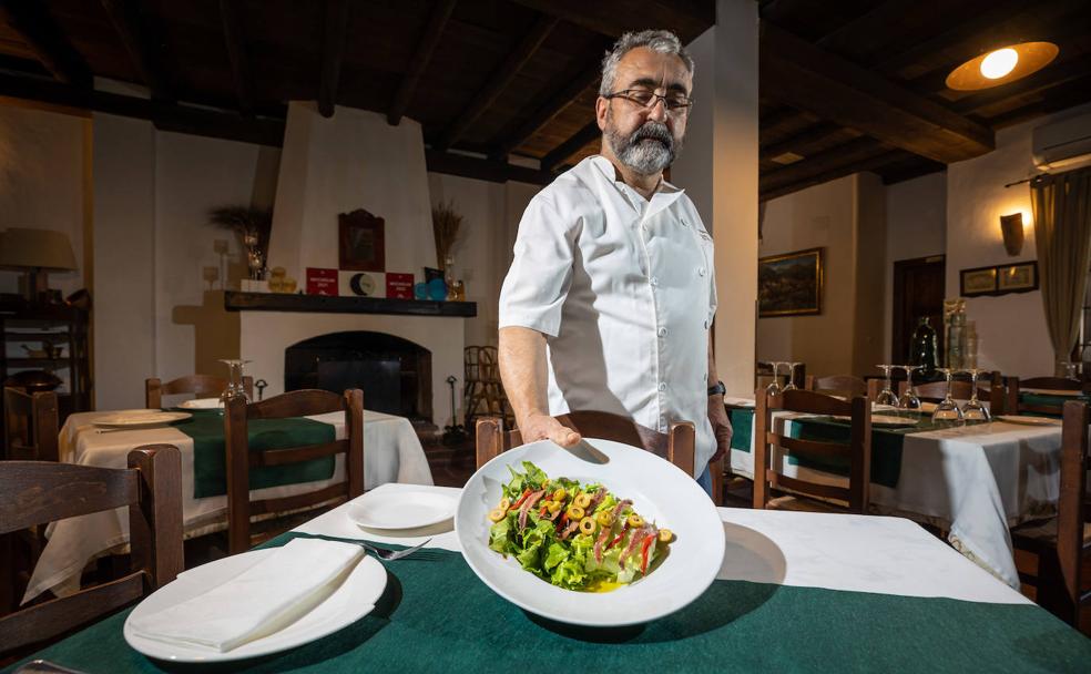 La ensalada Maravilla de La Cantina de Diego, con la lechuga fresca y recién cosechada en la huerta del propio Diego Higueras, lista para servir. /PEPE MARÍN