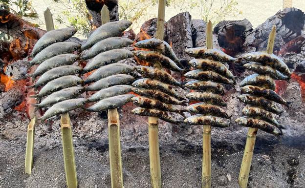 Los espetos de sardinas del Tito Yayo, pistoletazo de la salida al verano gastronómico en la Costa Tropical./