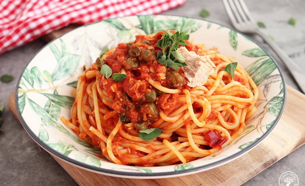 Los clásicos espaguetis con atún, tomate y queso