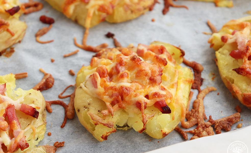 Patatas 'al puñetazo' con beicon y queso rallado