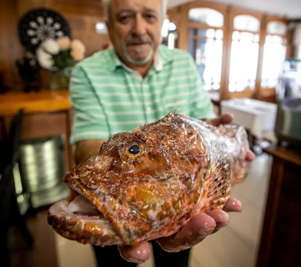 Juan García, del restaurante homónimo de Motril, con una gallineta/JAVIER MARTÍN