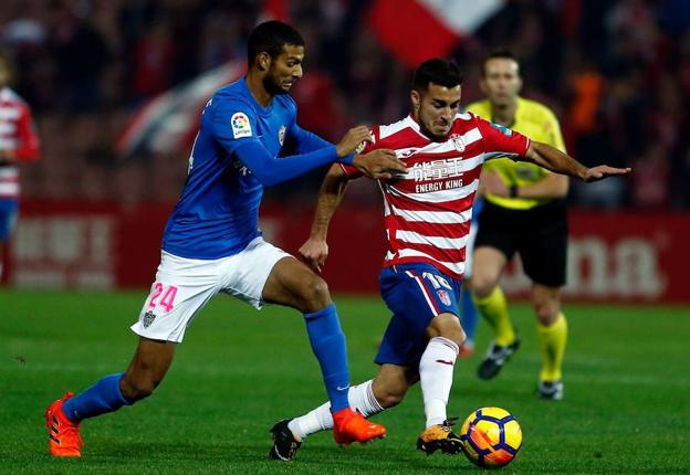 Un primer tiempo de abrumador dominio pero de duelos perdidos