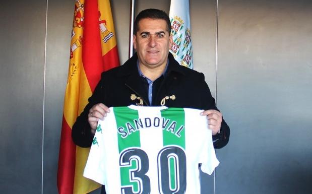 Sandoval es presentado como nuevo entrenador del Córdoba y asegura que "ha seguido mucho al Granada"